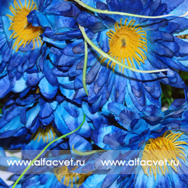 искусственные цветы ромашки с папоротником цвета синий 12