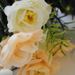 искусственные цветы розы цвета кремовый с белым 40