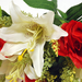 искусственные цветы розы и лилии цвета красный и белый 28