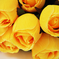 искусственные цветы розы с каплями цвета желтый 1